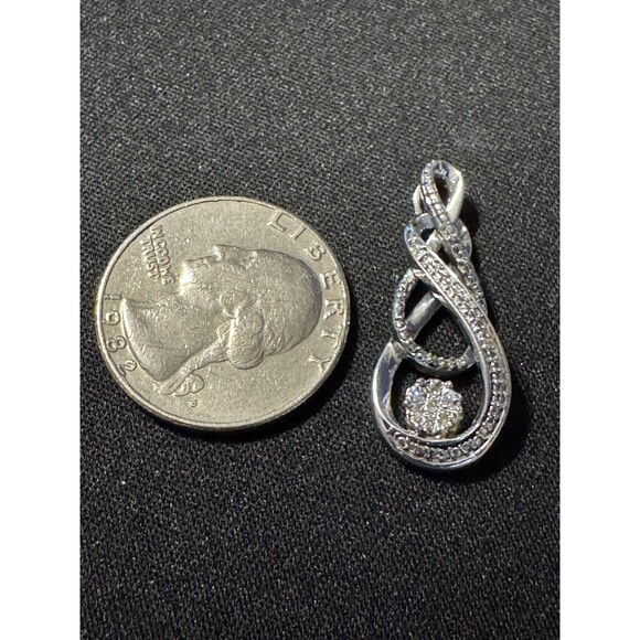 925 Diamond Pendant Middle Stone in Flower - Picture 3 of 5